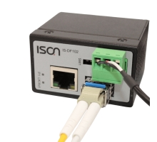 IS-DF102-F s vloženým SFP modulem (SFP modul není součástí balení) a napájení zapojené do svorkovnice, (4)